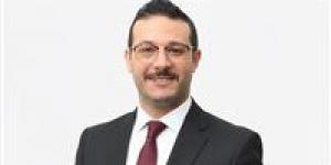 طاهر
      أبو
      زيد
      يكتب:
      من
      يمثل
      مهن
      المستقبل
      وينظمها؟