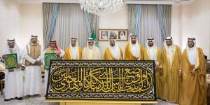 نيابةً عن خادم الحرمين الشريفين.. نائب أمير منطقة مكة المكرمة يُسلّم كسوة الكعبة المشرفة لسدنة بيت الله الحرام