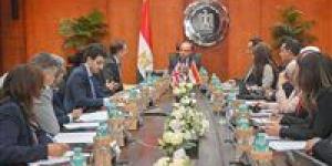وزير
      الاستثمار
      يلتقي
      السفير
      البريطاني
      لتعزيز
      الشراكة
      الاقتصادية
      وتعميق
      التعاون
      الاستثماري
      والتجاري