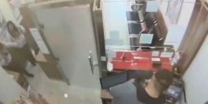 بالفيديو| مقيم بالكويت يسطو على محل صرافة بمسدس لعبة ويستولي على 21 ألف دينار