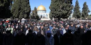 نحو 65 ألف فلسطيني يؤدون صلاة الجمعة بالمسجد الأقصى وسط إجراءات مشددة من الاحتلال