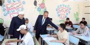 محافظ الشرقية يتفقد لجان امتحانات الثانوية الأزهرية بمعهد الصفوة النموذجي