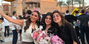 روجينا
      تحتفل
      بتخرج
      ابنتها
      مريم..
      صور