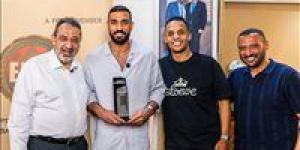 أحمد
الشناوي
يفوز
بجائزة
أفضل
حارس
مرمي
في
موسم
2025-2026