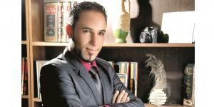 محمد الغزاوي.. رحلة فنان فلسطيني من مخيم البقعة إلى شاشة التلفزيون