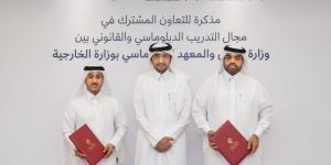 وزارة العدل والمعهد الدبلوماسي يوقعان مذكرة تفاهم لتعزيز التعاون في مجالات التدريب والبحوث والدراسات