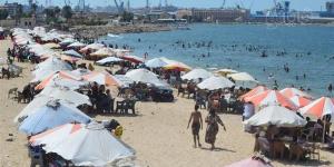 شواطئ بورسعيد تستقبل آلاف المصطافين برحلات اليوم الواحد وترفع شعار كاملة العدد(صور)