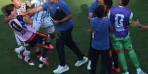بالفيديو| منتخب الأرجنتين حاول إفساد فرحة إسبانيا بكأس العالم.. هكذا اندلعت الاشتباكات