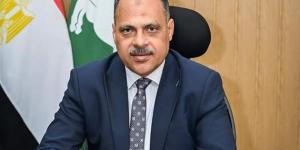 محافظ
      الشرقية
      يُهنئ
      الطالب
      عبدالله
      محمود
      الأول
      على
      الجمهورية
      بالثانوية
      العامة