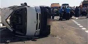 إصابة 11 شخصًا إثر انقلاب ميكروباص على طريق السويس الصحراوي