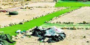 البيئة تزيل مخلفات التخييم في منطقة الغارية