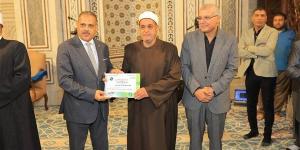 محافظ الشرقية يكرم عددا من المتميزين دعويا بمديرية الأوقاف