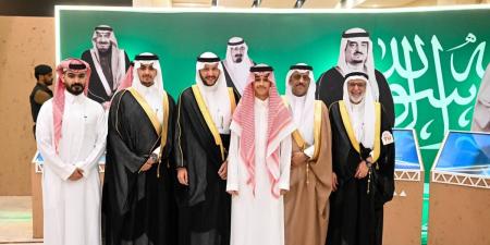 العدواني يحتفل بتخرج نجله