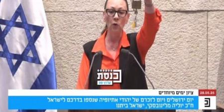 عضو في الكنيست تتباهى بمفاتيح مقر "الأونروا" المُغلق في القدس..فيديو