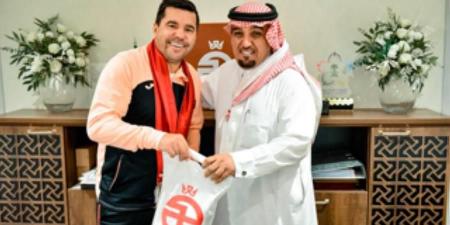 الخلود السعودي ينهي علاقته بمدربه كوزمين قبل أن تبدأ