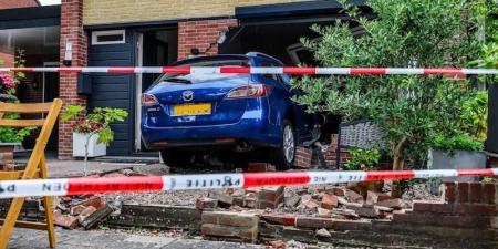 طفلة تقود سيارة وتصطدم بمنزل في هولندا