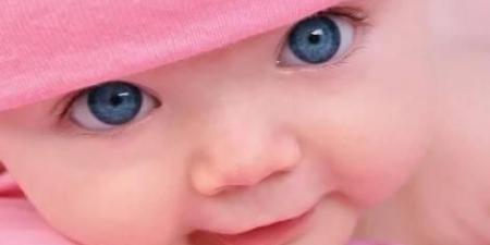 تخضع لعملية لإنجاب طفلة بيعينين زرقاوين
