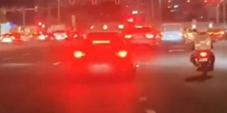شرطة دبي تحجز مركبة قام سائقها بتصرفات متهورة (فيديو)