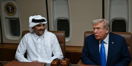 ترامب يلتقي أمير قطر على متن الطائرة الرئاسية لمناقشة وقف النار بغزة