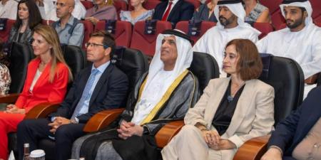 سعود بن صقر يشهد العرض الخاص لفيلم «بُناة قصر الحمراء»
