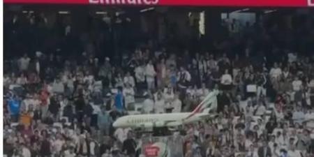 «طيران الإمارات» تسحر «الكلاسيكو» بضربة البداية