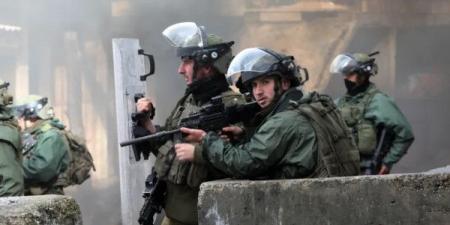 الاحتلال يعتقل مواطنًا ويدمر محتويات محال تجارية في نابلس