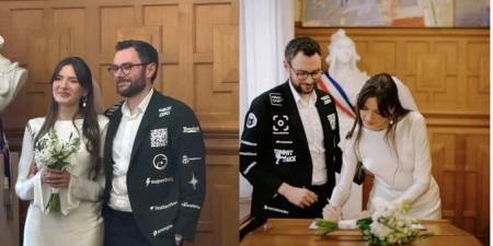 فرنسي يحول بدلة زفافه إلى لوحة إعلانات لتمويل حفل الزواج