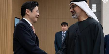 خالد بن محمد بن زايد ورئيس وزراء سنغافورة يبحثان التعاون والشراكات الاستراتيجية