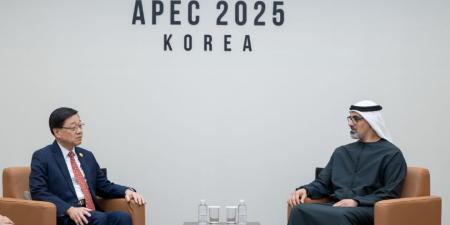 ولي عهد أبوظبي والرئيس التنفيذي لمنطقة هونغ كونغ يبحثان التعاون في القطاعات الحيوية