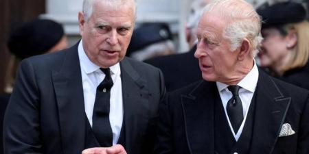 تشارلز يجرد شقيقه آندرو من ألقابه ومنزله