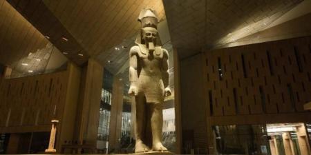 بالرقص والغناء.. سياح يشاركون المصريين فرحتهم بالمتحف الكبير