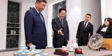 بعد إهدائه هاتفين.. شي يمازح نظيره الكوري الجنوبي بشأن «ثغرة أمنية» (فيديو)