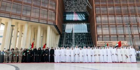 أبوظبي.. علم الإمارات يرفرف شامخاً في السماء