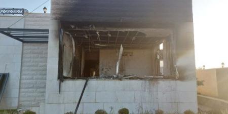 مستوطنون يضرمون النار في منزل بقرية أبو فلاح