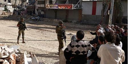 الاحتلال يعتقل 56 مواطنا بينهم سيدتين ويواصل التنكيل بالأهالي في بيت أمر