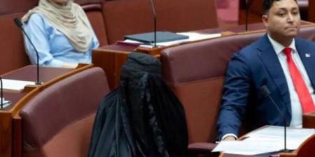 أستراليا: برلمانية يمينية تثير غضباً بارتدائها النقاب في مجلس الشيوخ