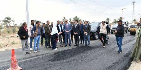 بتكلفة ١٧،٥ مليون جنيه.. محافظ الفيوم يتفقد أعمال رصف طريق جبل سعد الشواشنة