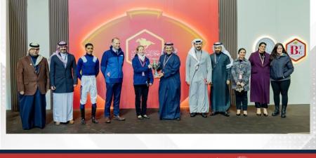 وزير
الإعلام
يتوّج
الفائز
في
سباق
كأس
العيد
الوطني
لسباق
الخيل..
ويؤكد:
الفروسية
أحد
مرتكزات
الهوية
البحرينية
وموروثها
العريق