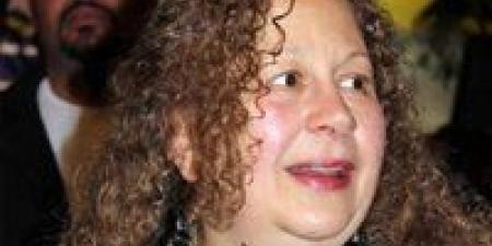 بعيدًا
      عن
      الأضواء..
      كيف
      واجهت
      الفنانة
      سمية
      الألفي
      المرض
      في
      صمت؟