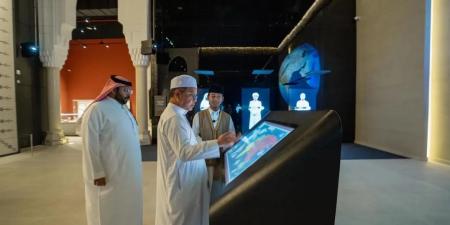 وزير
      الشؤون
      الدينية
      في
      مملكة
      ماليزيا
      يزور
      حي
      حراء
      الثقافي