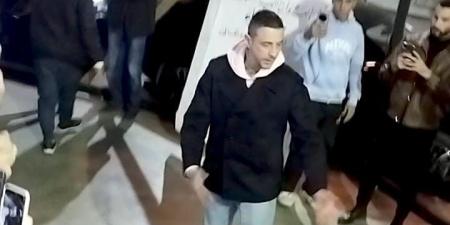 لم
      يتمالك
      اعصابه..
      أحمد
      الفيشاوي
      في
      عزاء
      سمية
      الألفي:
      اتعالموا
      مع
      المساحة
      دي
      كأنها
      ريد
      كاربت