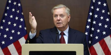 ليندسي
      غراهام
      يدعو
      لنزع
      سلاح
      حماس
      وحزب
      الله
      ويهدد
      بضرب
      إيران
      إذا
      عادت
      للتخصيب