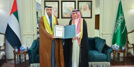 إنفاذًا
      لأمر
      خادم
      الحرمين
      الشريفين..
      سفير
      المملكة
      لدى
      الإمارات
      يُقلّد
      الشيخ
      نهيان
      بن
      سيف
      آل
      نهيان
      وشاح
      الملك
      عبدالعزيز
      من
      الطبقة
      الثانية