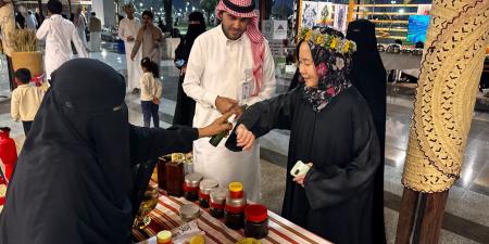 من طوكيو إلى قلب “الفل”: سائحة يابانية تستكشف عبق التراث في جناح صبيا بـ “هذه جازان”