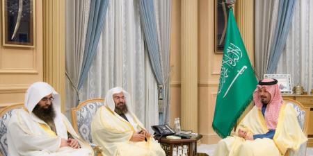 أمير المدينة المنورة يستقبل رئيس الشؤون الدينية بالمسجد الحرام والمسجد النبوي
