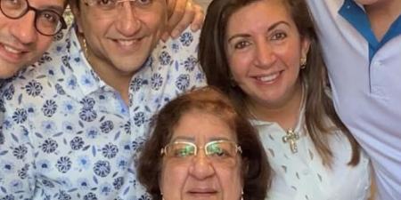 بعد وفاتها.. الظهور الأخير لوالدة الفنان هاني رمزي