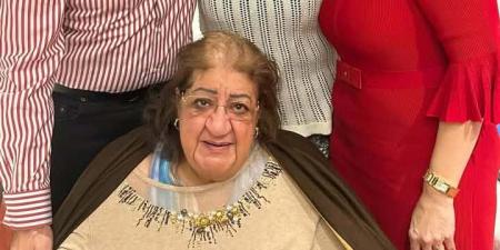 هعيش من بعدك إزاي؟.. رسالة مؤثرة من هاني رمزي لوالدته بعد وفاتها