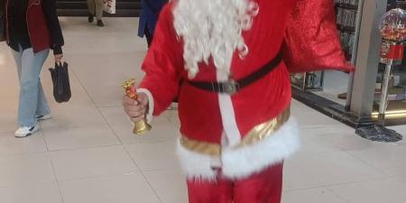 من بابا نويل إلى البلياتشو.. حكاية فنان يرسم الضحكة على وجوه أطفال قنا