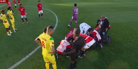 مصر ضد بنين.. محمد حمدي يغادر مباراة مصر وبنين في ثمن نهائي كأس أمم أفريقيا بسبب الإصابة