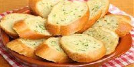 علي طريقة “بيتزا هت” بطعم جنان.. طريقة عمل خبز بالثوم والجبن خلال 30 دقيقة